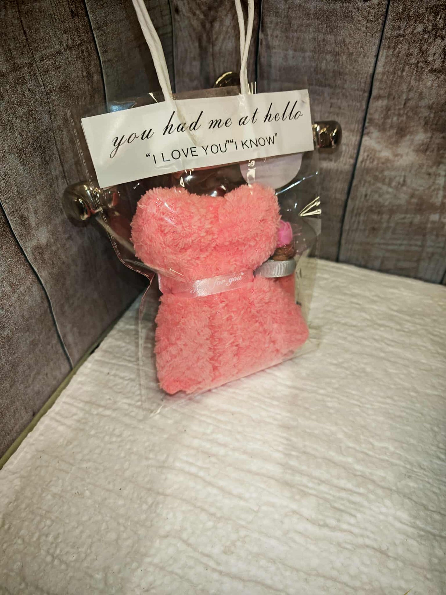 Coffret Cadeau “You Had Me at Hello” – Ourson Serviette & Fiole Bien-Être