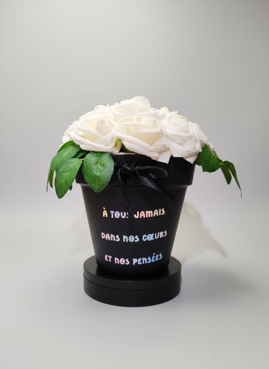 Hommage fleuri & durable – Pot funéraire artisanal