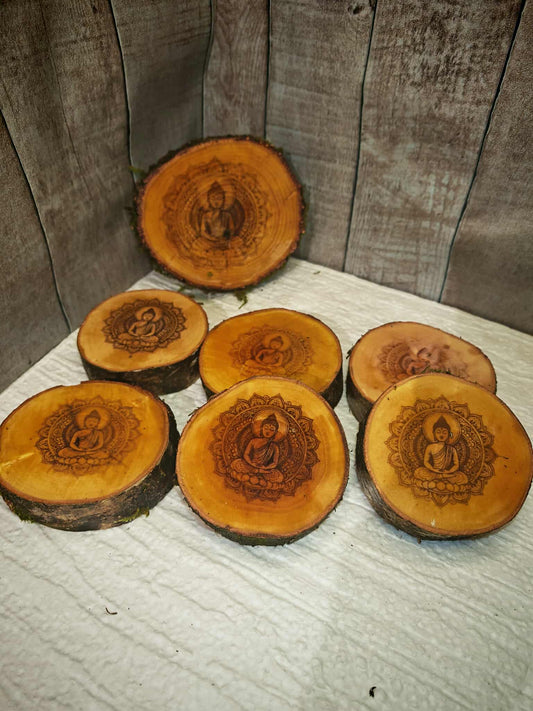 Ensemble artisanal de 6 sous-verres gravés + support bouteille de vin en bois de bouleau