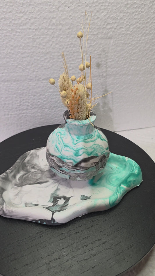 Vase décoratif fait main en aquarésine – Pièce artisanale ✨