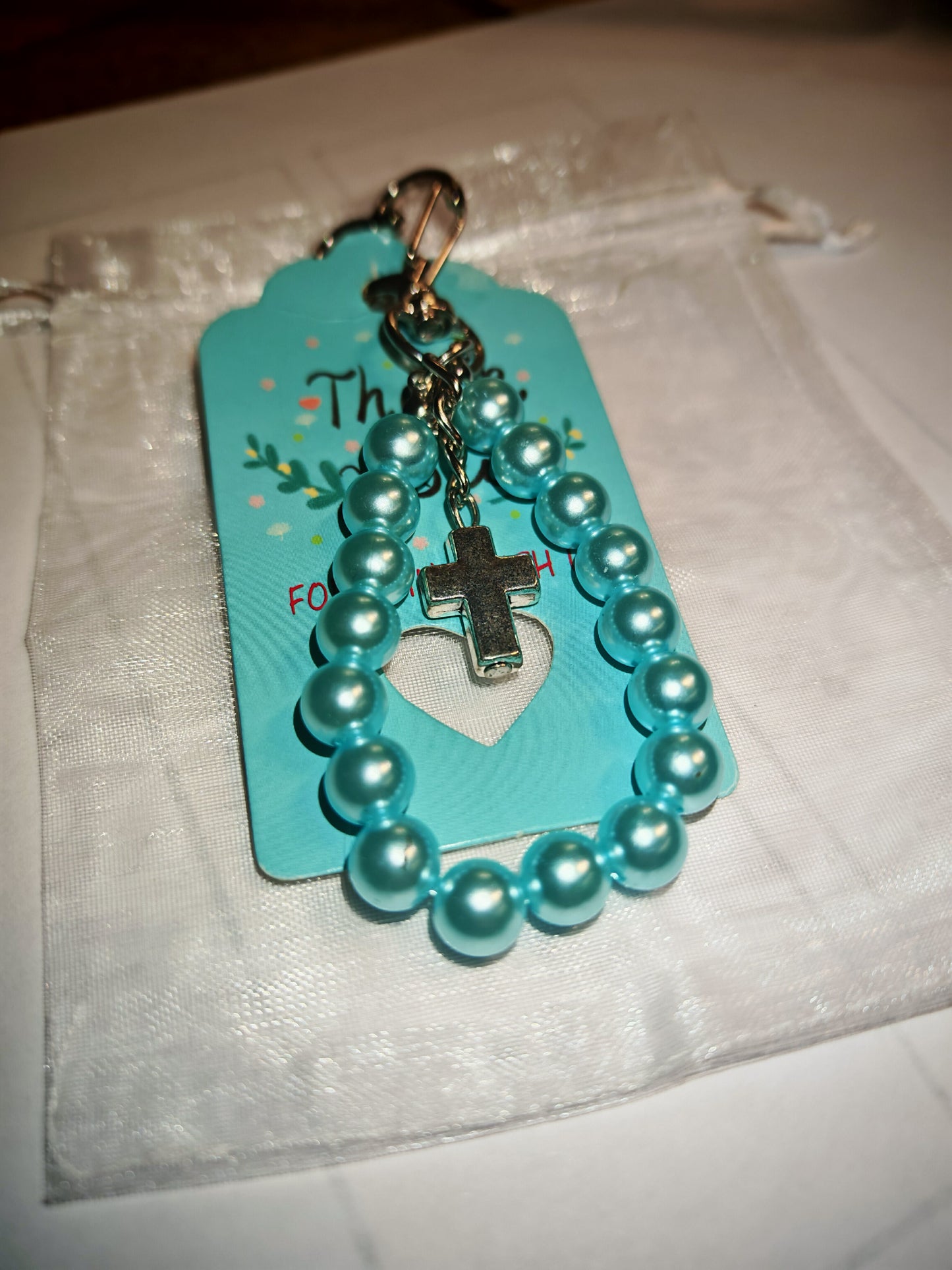 Porte-clés religieux artisanal – Perles turquoise & croix argentée