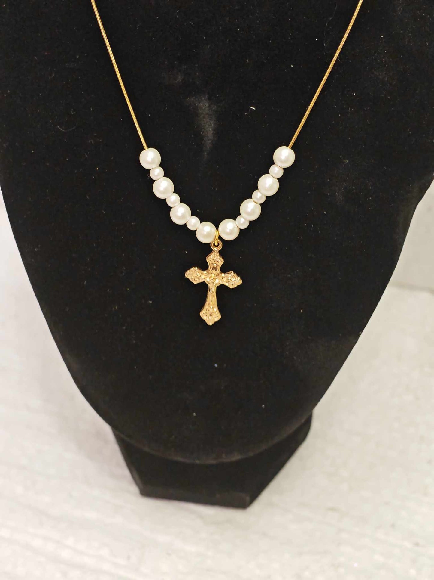Collier d’exception – Croix raffinée & perles nacrées blanches