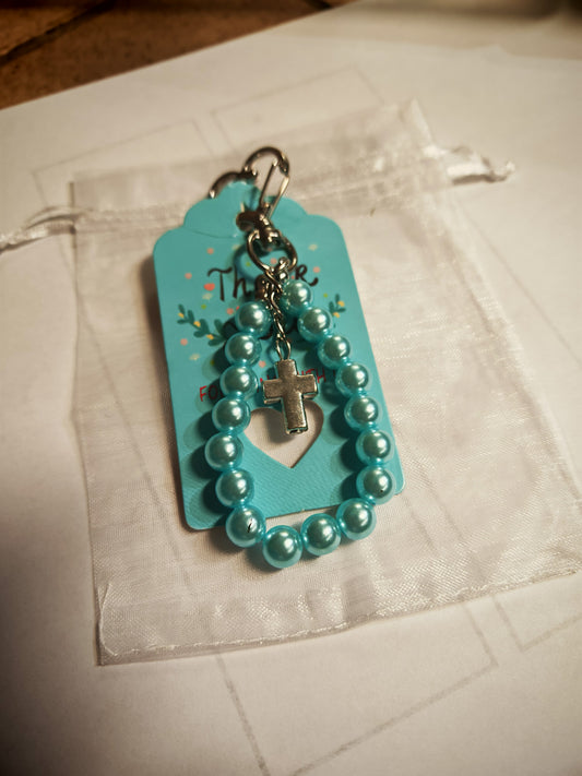Porte-clés religieux artisanal – Perles turquoise & croix argentée