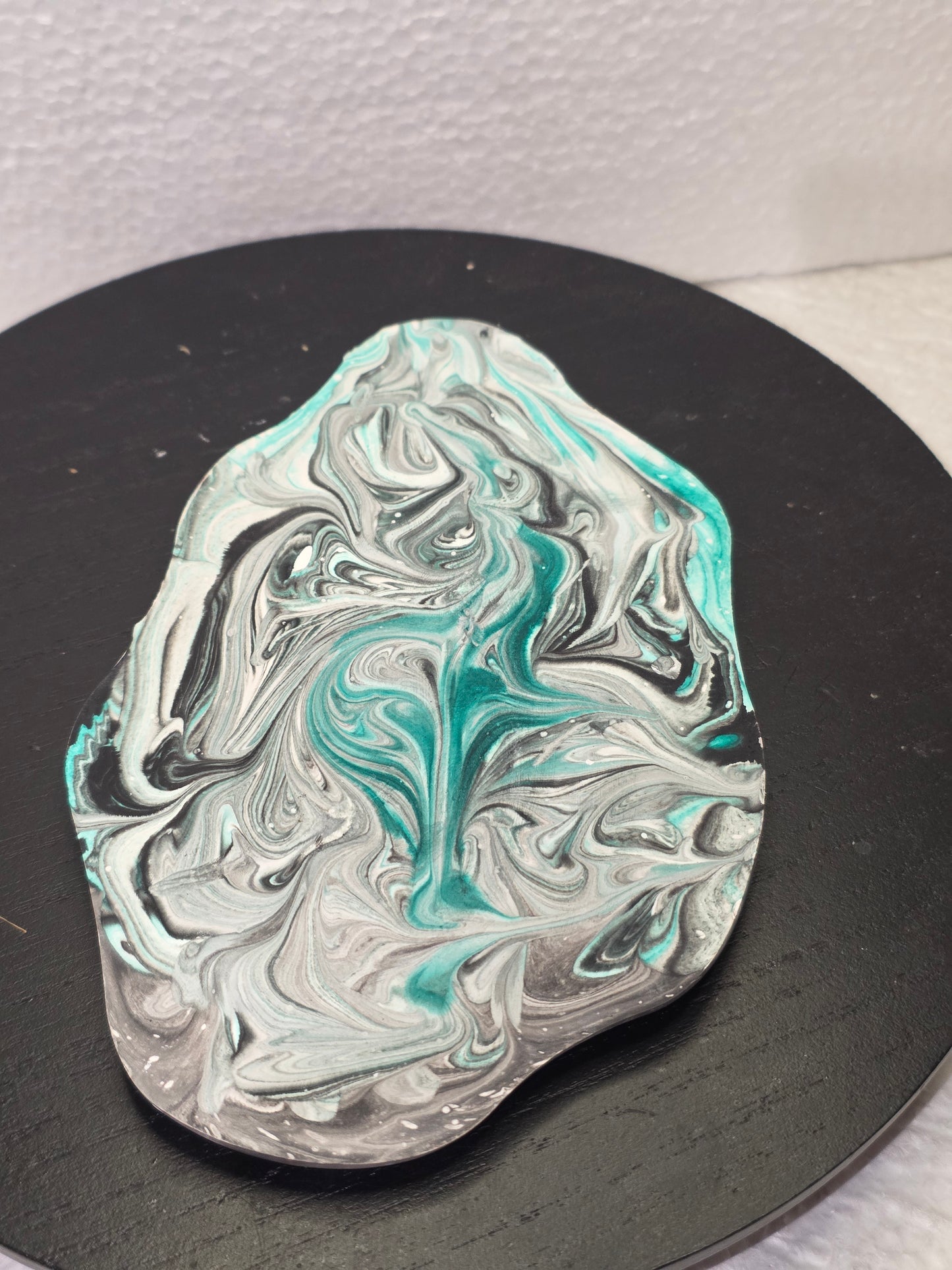 Vase décoratif fait main en aquarésine – Pièce artisanale ✨