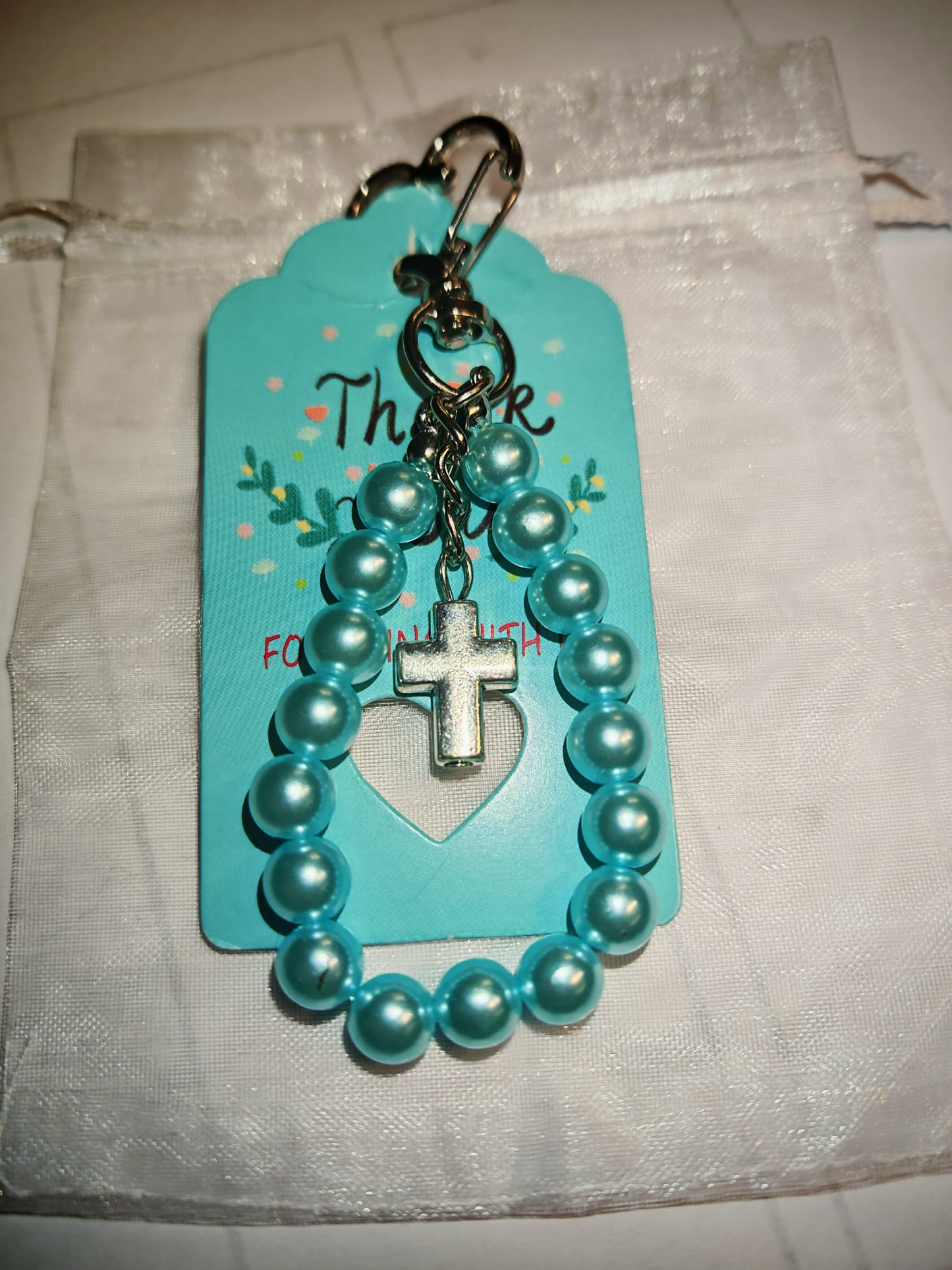 Porte-clés religieux artisanal – Perles turquoise & croix argentée