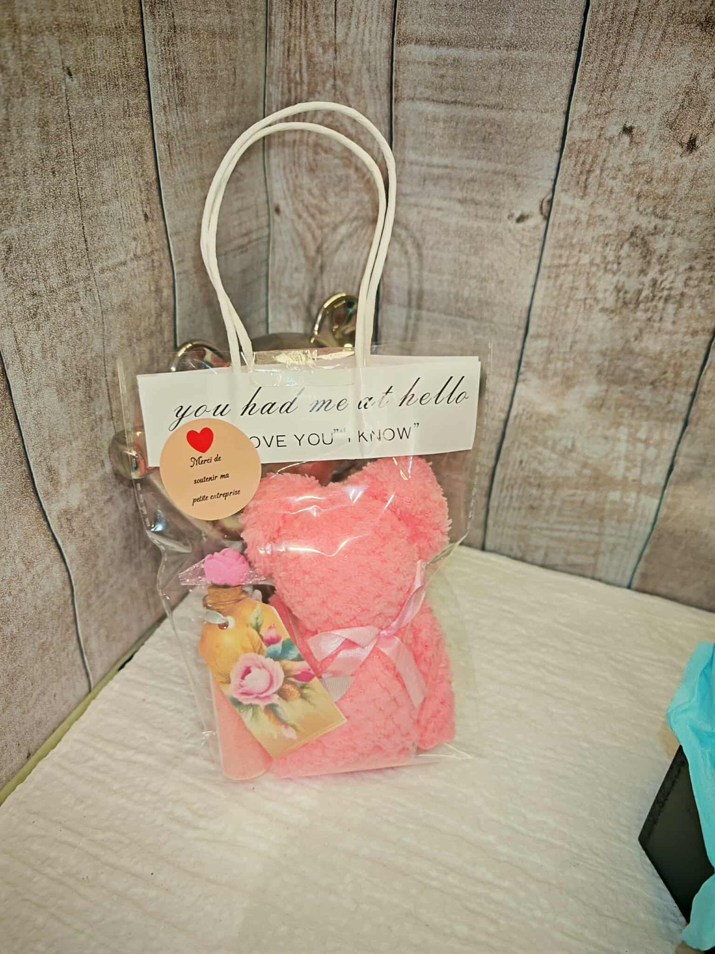 Coffret Cadeau “You Had Me at Hello” – Ourson Serviette & Fiole Bien-Être