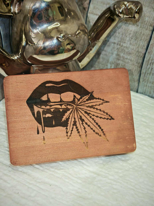 Boîte de rangement en bois – Design lèvres & feuille de cannabis