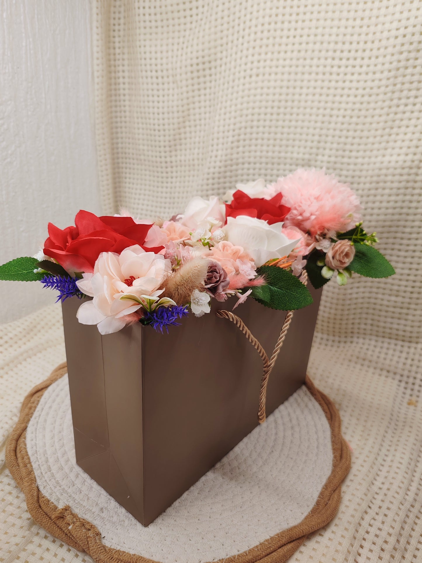 👜✨ Élégance florale dans un sac ✨🌸