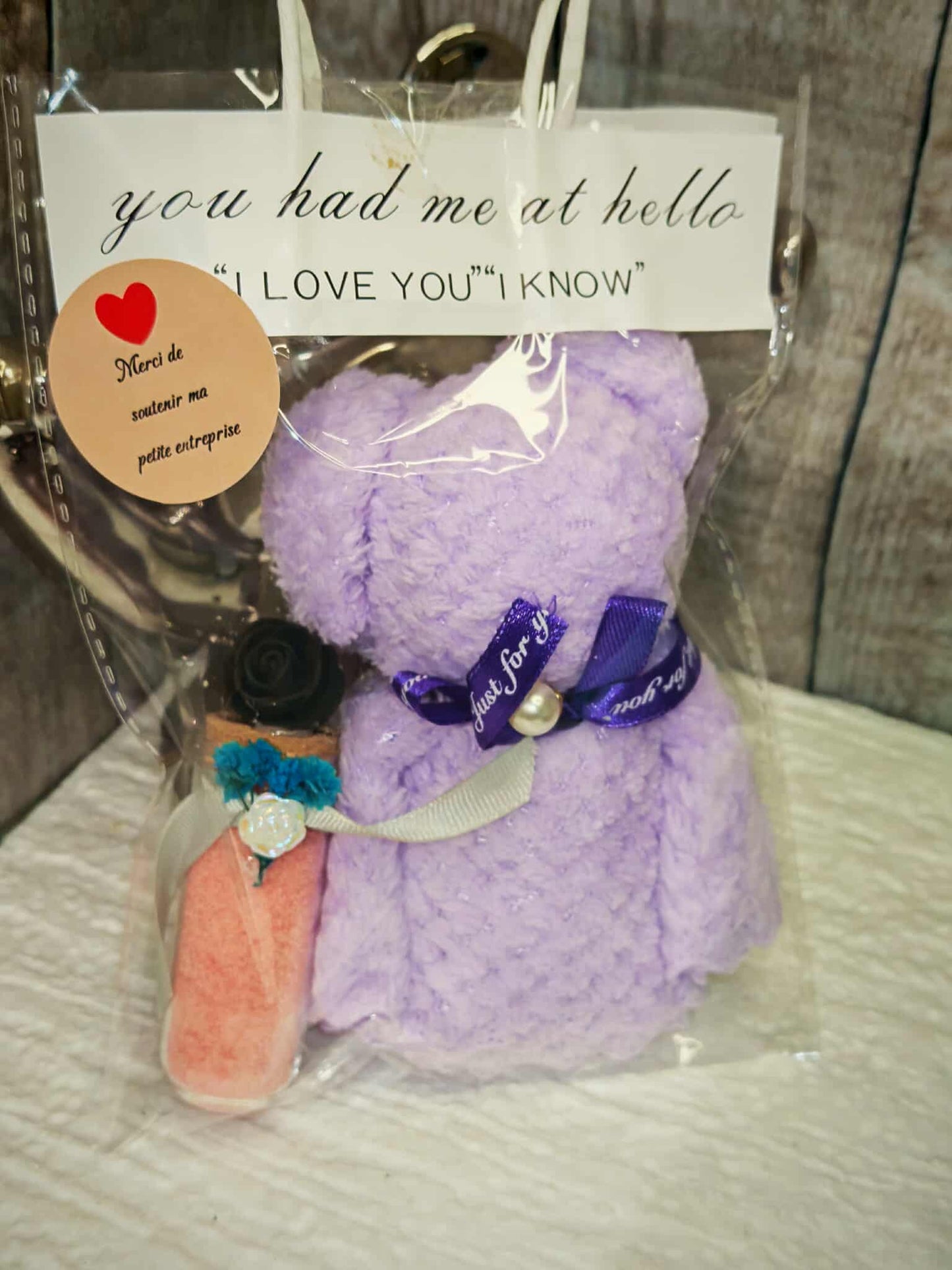 Coffret Cadeau “You Had Me at Hello” – Ourson Serviette & Fiole Bien-Être