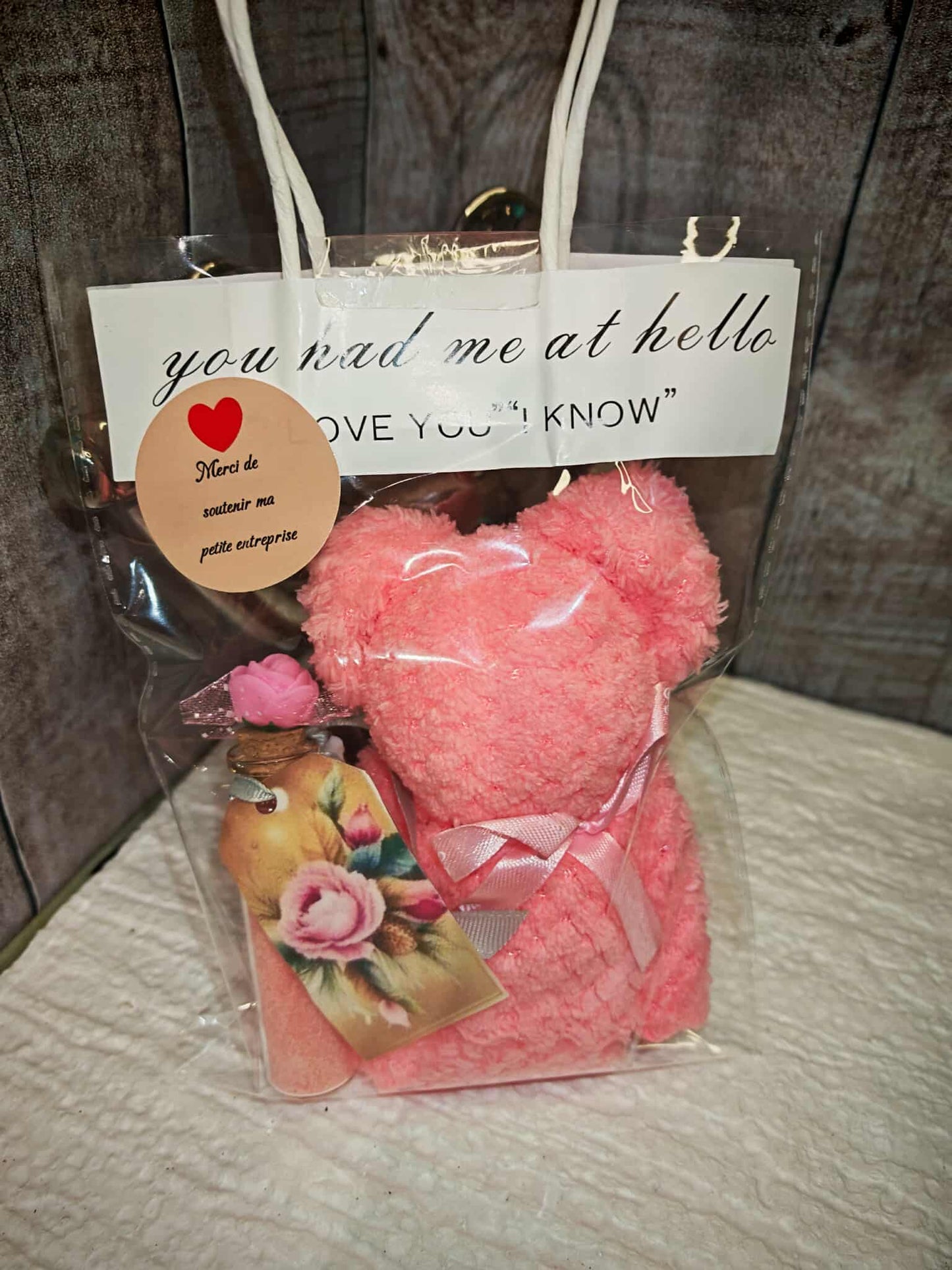 Coffret Cadeau “You Had Me at Hello” – Ourson Serviette & Fiole Bien-Être