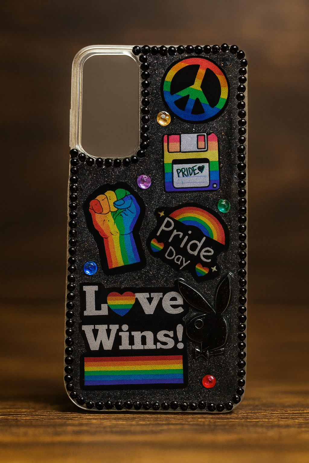 Coque artisanale faite en résine UV, au design Pride coloré et audacieux 🌈