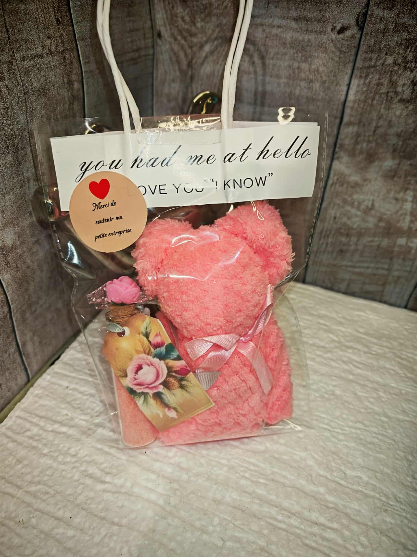 Coffret Cadeau “You Had Me at Hello” – Ourson Serviette & Fiole Bien-Être