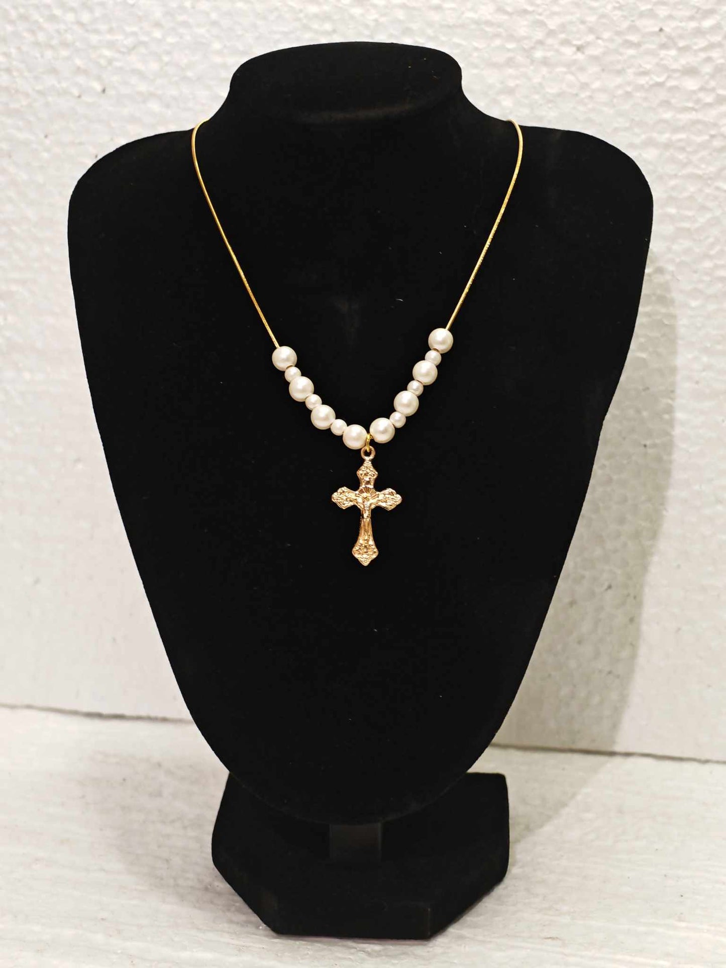 Collier d’exception – Croix raffinée & perles nacrées blanches