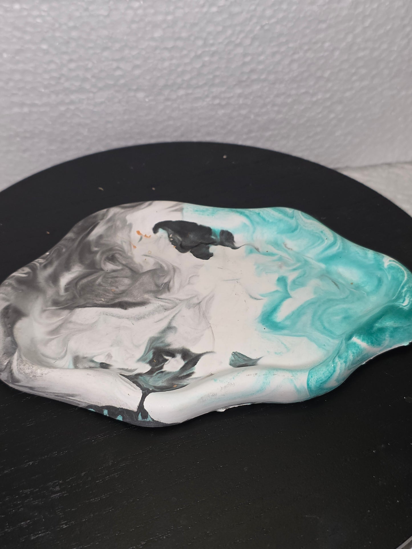 Vase décoratif fait main en aquarésine – Pièce artisanale ✨