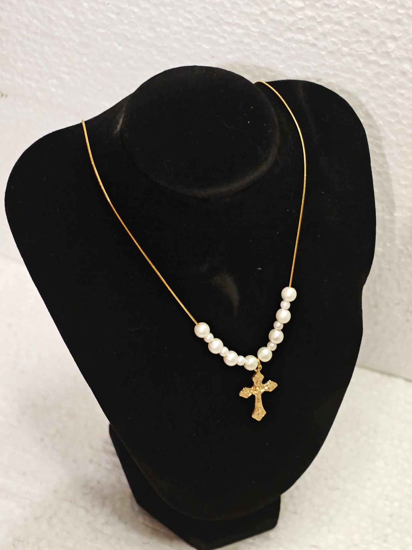 Collier d’exception – Croix raffinée & perles nacrées blanches