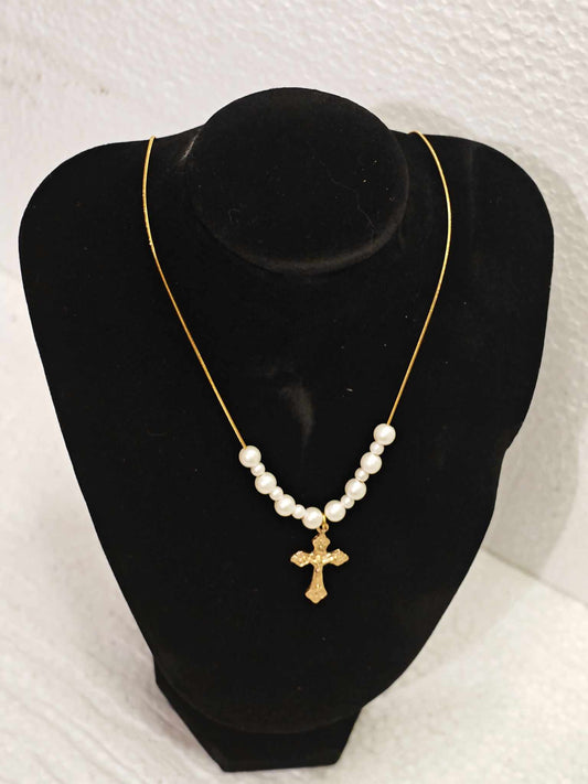 Collier d’exception – Croix raffinée & perles nacrées blanches